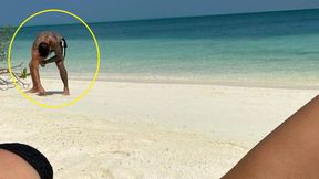 Dostał pozytywny wynik testu. Co robi na plaży na Malediwach?