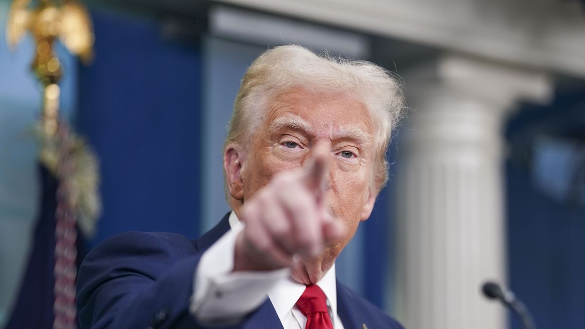 Trump holds presser following passenger jet's collision with Army helicopter
epaselect epa11864075 US President Donald Trump holds a press conference called in response to the fatal collision of a passenger airplane and a US military helicopter last night, at the White House in Washington, DC, USA, 30 January 2025. According to preliminary statements from the United States Federal Aviation Administration (FAA) and other officials, a PSA Airlines Bombardier CRJ700 regional jet, carrying 64 people, collided in midair on 29 January 2025 evening with a US Army Black Hawk helicopter, carrying three US service members, while on approach to Ronald Reagan National Airport, likely killing everyone on board.  EPA/WILL OLIVER 
Dostawca: PAP/EPA.
WILL OLIVER
epaselect