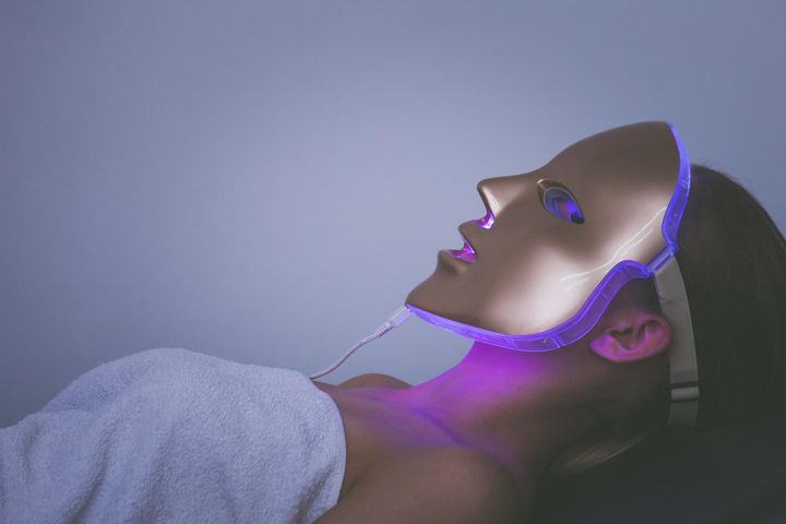 Maska LED na twarz to nowoczesne urządzenie kosmetyczne.