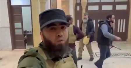 Weszli do pałacu. Niesie się nagranie z Syrii