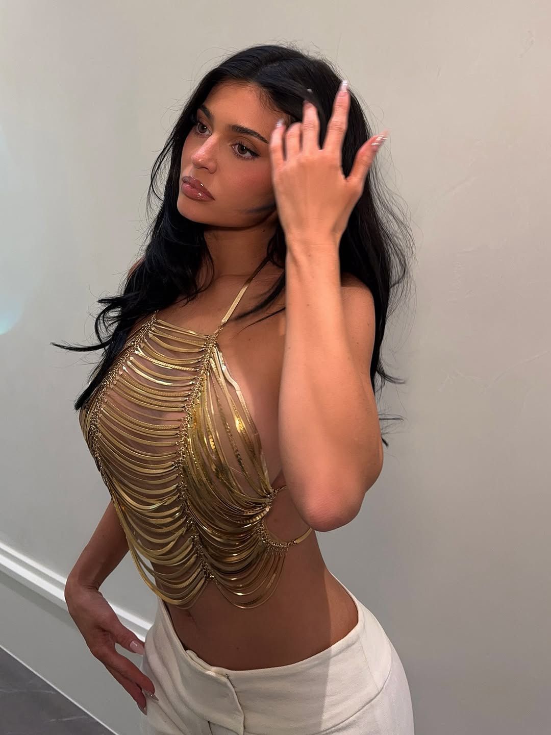 Kylie Jenner eksponuje biust