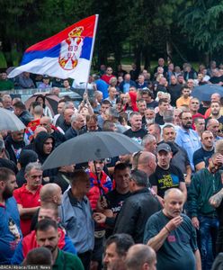 Działo się w nocy. Gorąco na Bałkanach. Tłumy na ulicach