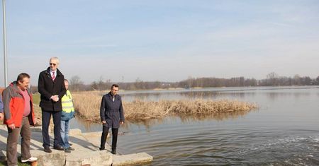 Kraśnik: Wiosenne zarybianie zalewu. Wpuszczono tonę ryb