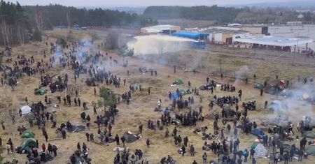 Migranci rzucają kamieniami w stronę żołnierzy i funkcjonariuszy. Policja używa armatek wodnych