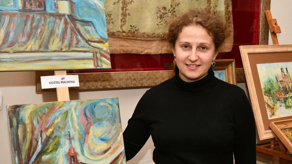 Malwina Kozieł, najmłodsza uczestniczka pleneru malarskiego &#34;Karczówka 2025&#34;.  Na zdjęciu podczas wernisażu, niedziela, 5 października.