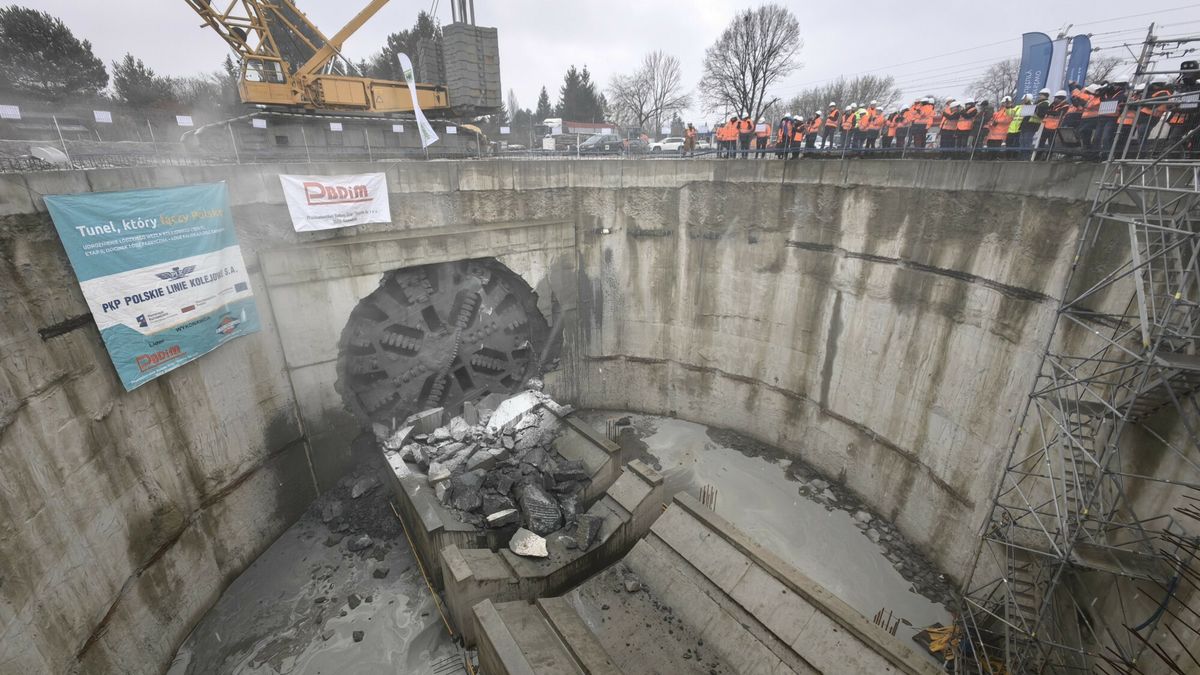 Budowa w?z?a kolejowego w ?odzi
Fot. Andrzej Zbraniecki/East News, Lodz, 15.12.2023. Budowa wezla kolejowego  Lodz Fabryczna - Lodz Kaliska / Lodz Zabieniec. Tarcza TBM Faustyna przebila sciane tunelu srednicowego za przystankiem Lodz-Koziny.
Andrzej Zbraniecki