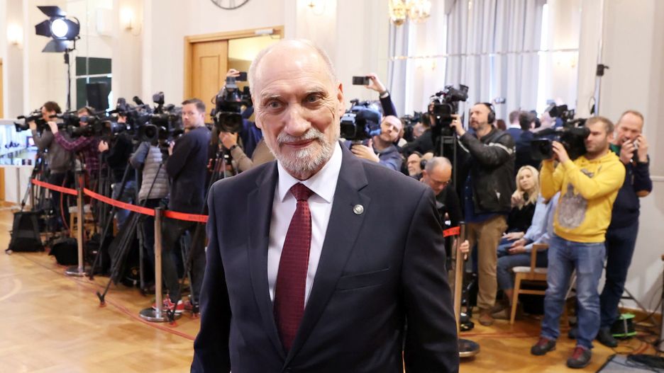 "Samolot został wysadzony". Niezapowiedziana konferencja Macierewicza