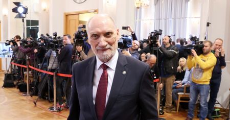 "Samolot został wysadzony". Niezapowiedziana konferencja i kolejne "rewelacje" Macierewicza