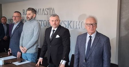 Jarosław Sarna nowym radnym Ostrowca. Złożył ślubowanie podczas nadzwyczajnej sesji