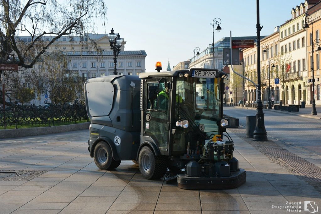 Warszawa. Mycie Krakowskiego Przedmieścia za pomocą szorowarki