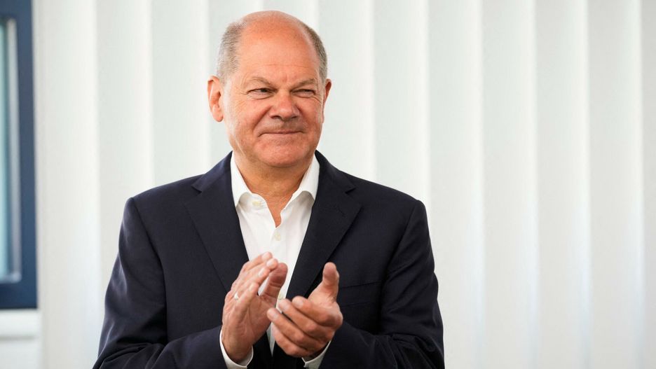 Archiwum zagraniczne East News 2024-06
German Chancellor Olaf Scholz applauds as he attends a meeting with the leadership of his social democratic SPD party at the SPD headquarters in Berlin on June 10, 2024, one day after European Parliament elections. (Photo by Markus Schreiber / POOL / AFP)
MARKUS SCHREIBER
