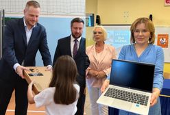 Kandydaci PiS rozdają dzieciom laptopy. Wmawiają, że to wcale nie jest kampania