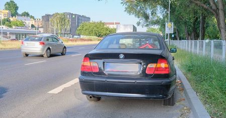 Od kilku tygodni BMW stoi zaparkowane na al. Solidarności. Straż miejska nie może odholować auta