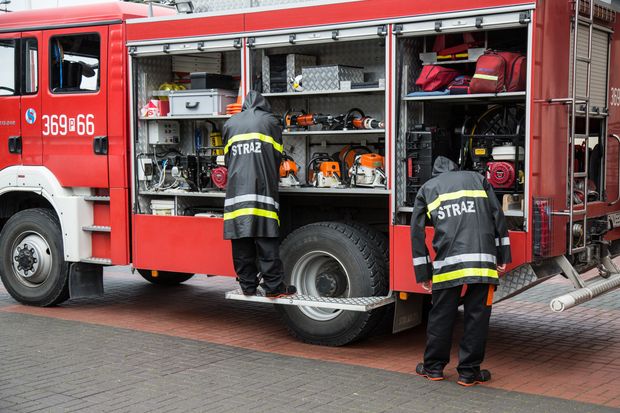 Dramat w Targanicach. Drzewo runęło na bryczkę z kilkunastoma osobami!