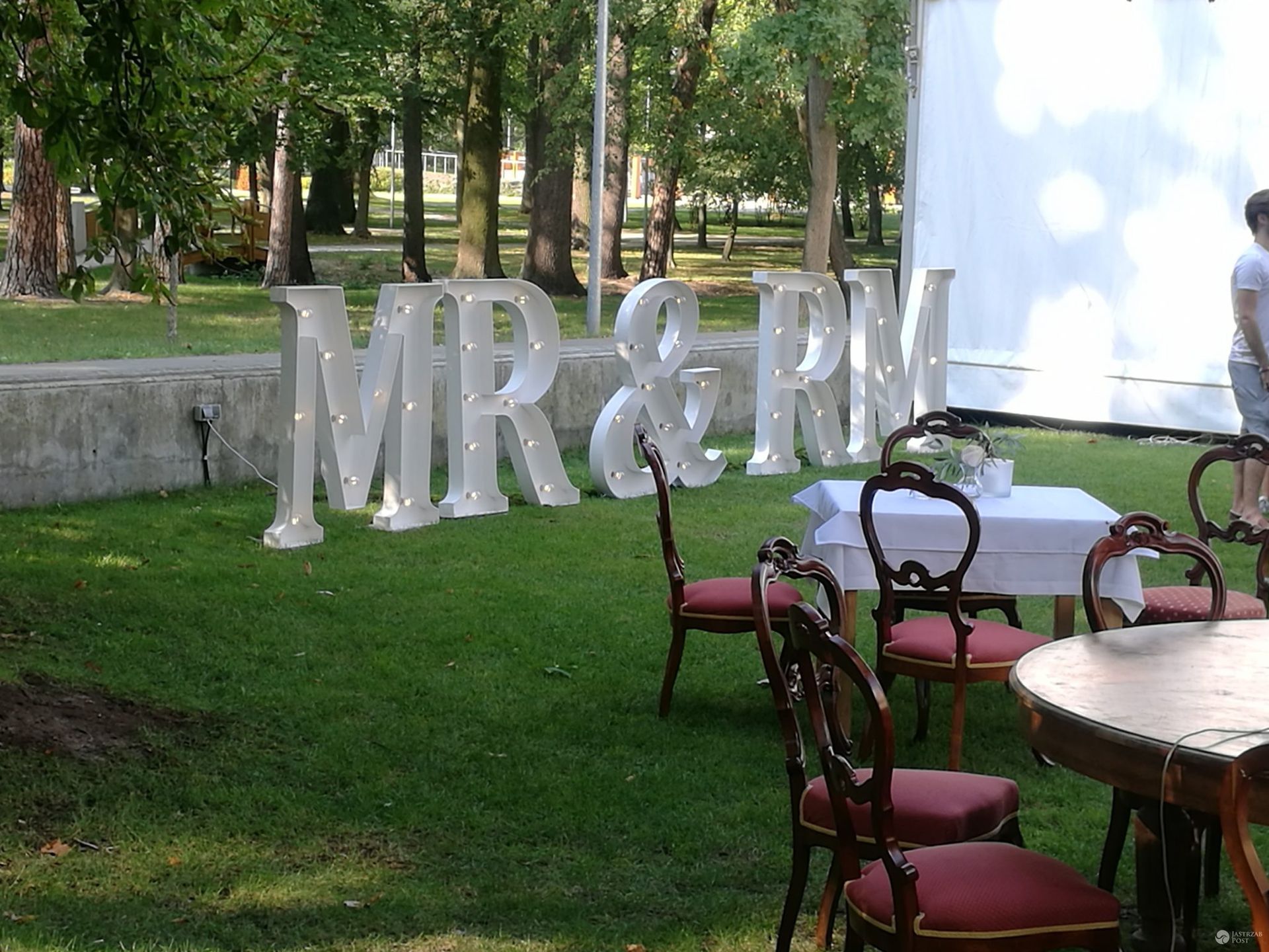Ogromne litery z lampkami na ślubie Małgorzaty Rozenek