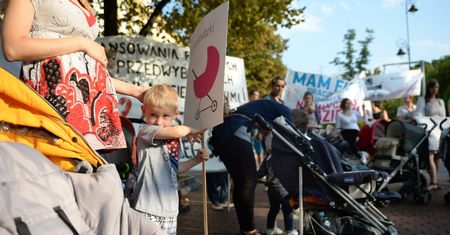Matki wygrały z rządem. Nie będzie 17 zł 77 gr zasiłku
