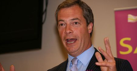 Artysta komediowy rzuca wyzwanie Nigelowi Farage'owi