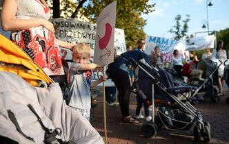 Matki wygrały z rządem. Nie będzie 17 zł 77 gr zasiłku