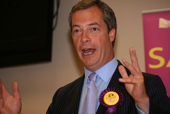 Artysta komediowy rzuca wyzwanie Nigelowi Farage'owi