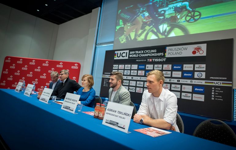 Na zdjęciu: konferencja prasowa przed MŚ w Pruszkowie. Pierwszy z prawej Adrian Tekliński (fot. Szymon Sikora/www.pruszkow2019.pl)