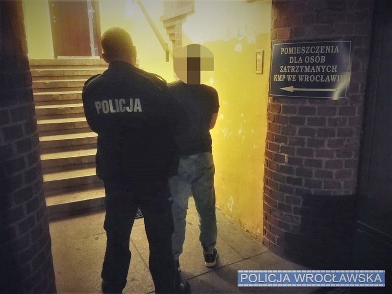 Wrocław. Agresywnym zachowaniem wobec dziadka ściągnął na siebie policję. W domu miał kilkaset porcji amfetaminy
