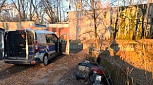 Warszawa: Złodziej części działał w biały dzień. Zatrzymał go patrol