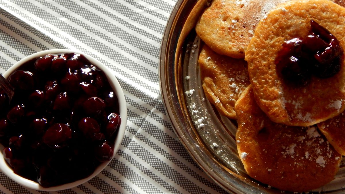 Te placki świetnie smakują z wiśniami.