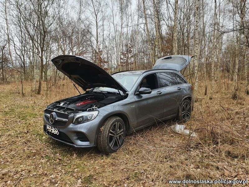 Mercedes za ponad ćwierć miliona porzucony w lesie. Numer powiedział prawdę