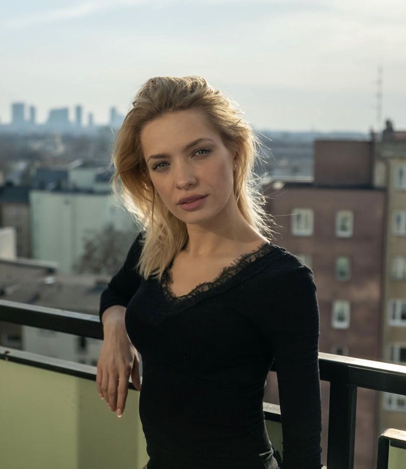 Paulina Gałązka na balkonie