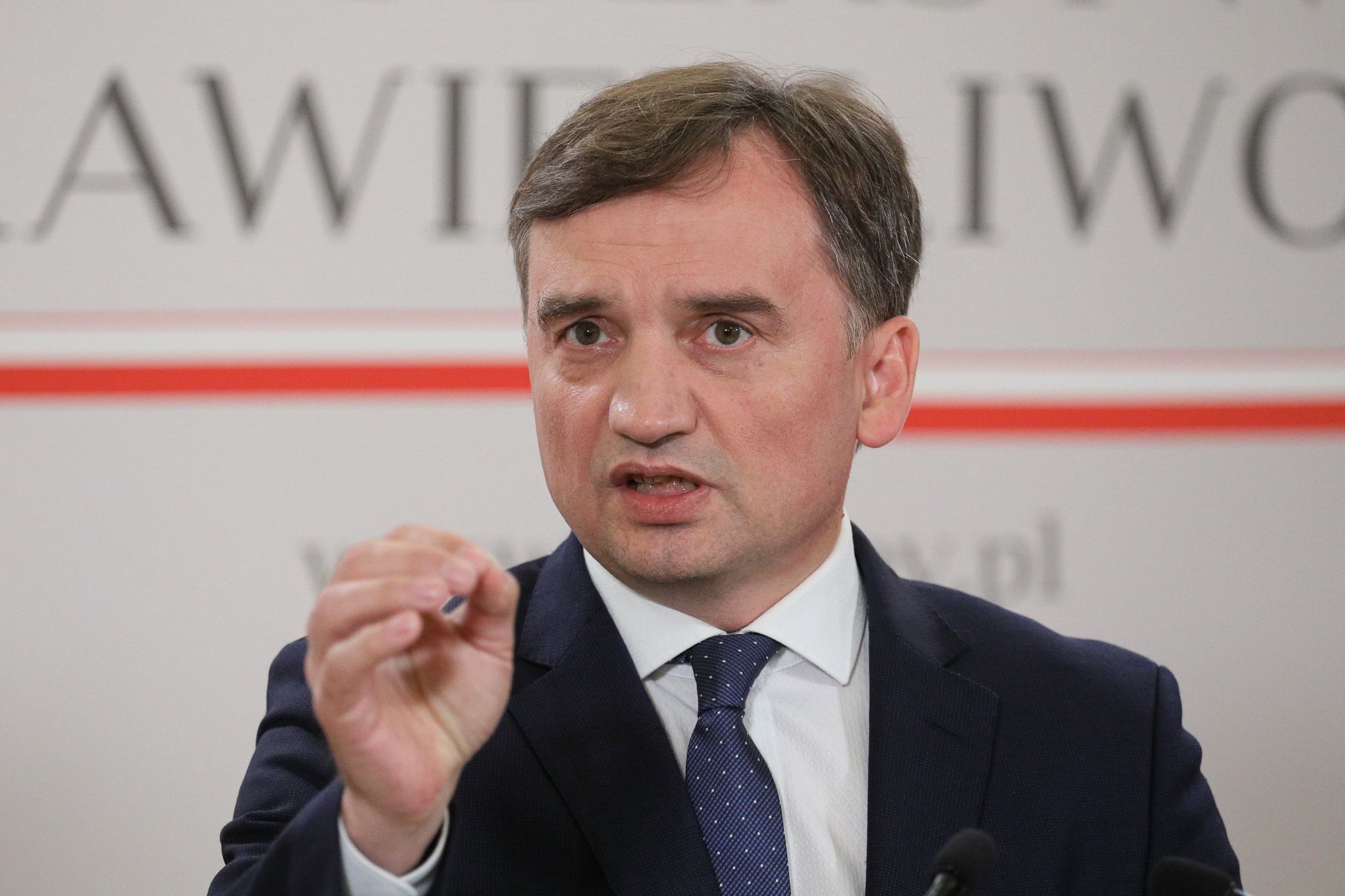 Warszawa, 04.08.2022. Minister sprawiedliwości, prokurator generalny Zbigniew Ziobro podczas konferencji prasowej w siedzibie Ministerstwa Sprawiedliwości w Warszawie, 4 bm. Temat konferencji: "Front obrony przestępców chce zatrzymać reformę Kodeksu Karnego". (sko) PAP/Paweł Supernak