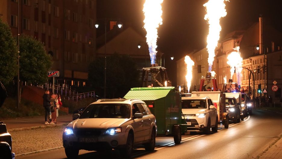 Wieczorna parada załóg balonowych ulicami Szczecinka