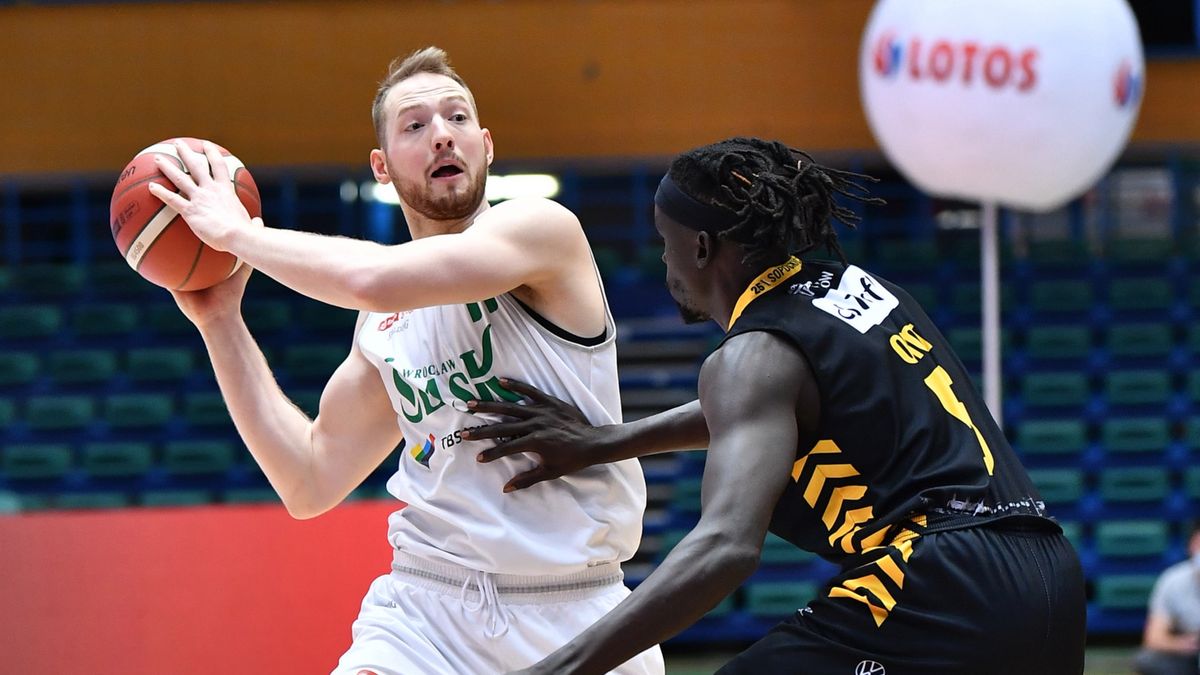 PAP / Maciej Kulczyński / Na zdjęciu: Aleksander Dziewa (z piłką) i Nuni Omot