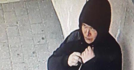 Napad na bank w Kurowie. Policja poszukuje tej kobiety. Sterroryzowała pracowników i uciekła z pieniędzmi