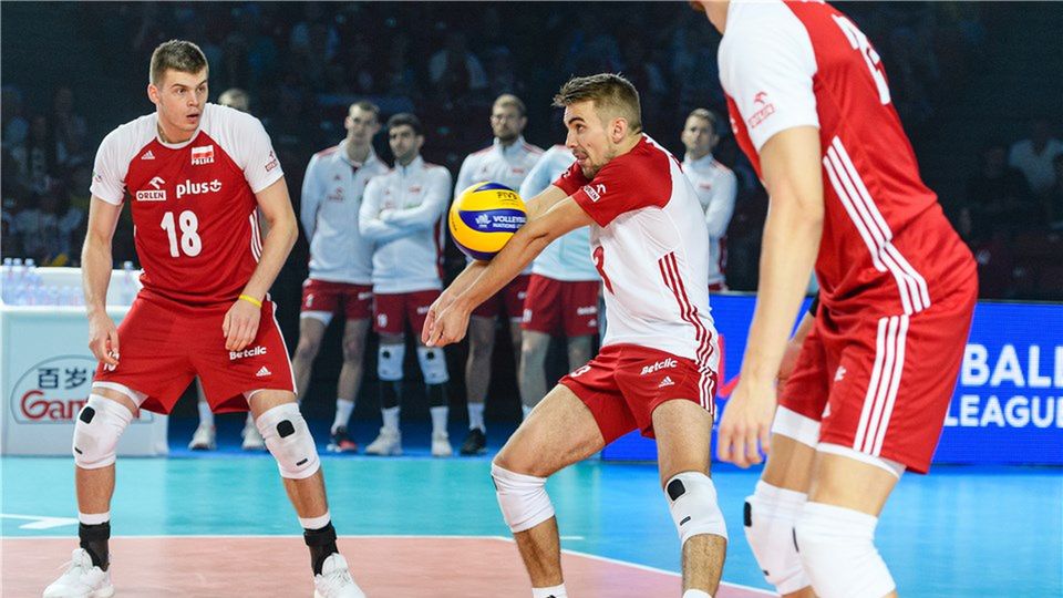 Materiały prasowe / volleyball.world / Na środkowym planie zdjęcia Jakub Popiwczak