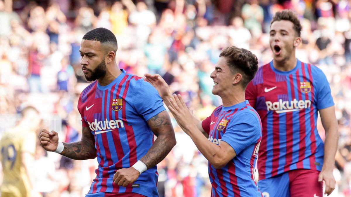 piłkarze FC Barcelona cieszą się z gola