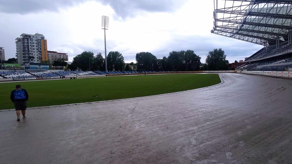 Zdjęcie okładkowe artykułu: WP SportoweFakty / Stanisław Wrona / Na zdjęciu: Stadion w Rzeszowie po opadach.