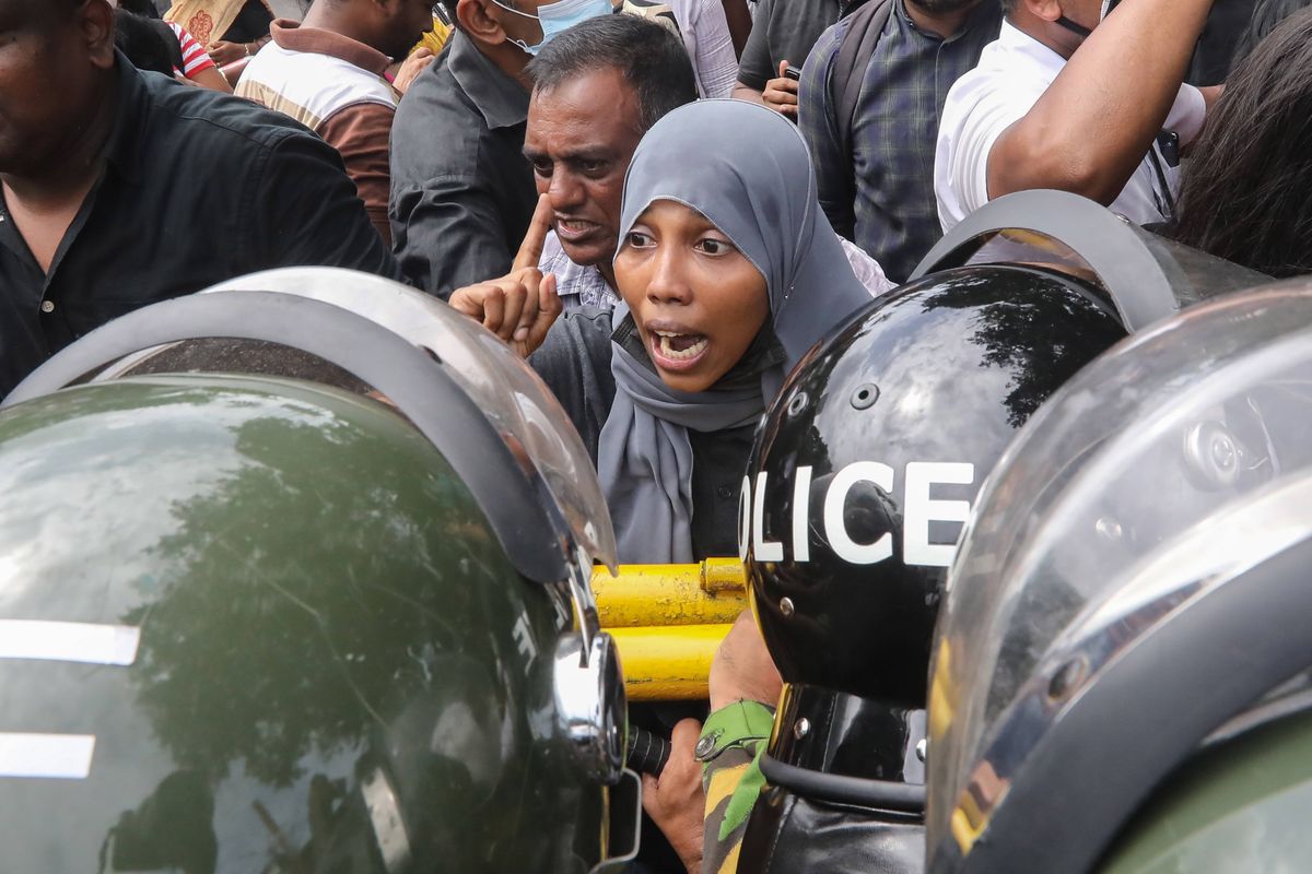 W kilku dużych miastach Sri Lanki, w tym w stolicy kraju Kolombo, setki ludzi godzinami stoją w kolejkach po paliwo, dochodzi do starć z policją i wojskiem