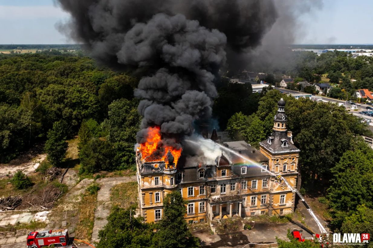 Ogień zajął poddasze XIX-wiecznego pałacu.