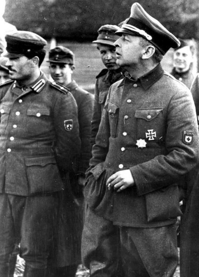 Kamiński (pierwszy z prawej) na zdjęciu z marca 1944 roku (Bundesarchiv/Wehmeyer/CC-BY-SA 3.0)