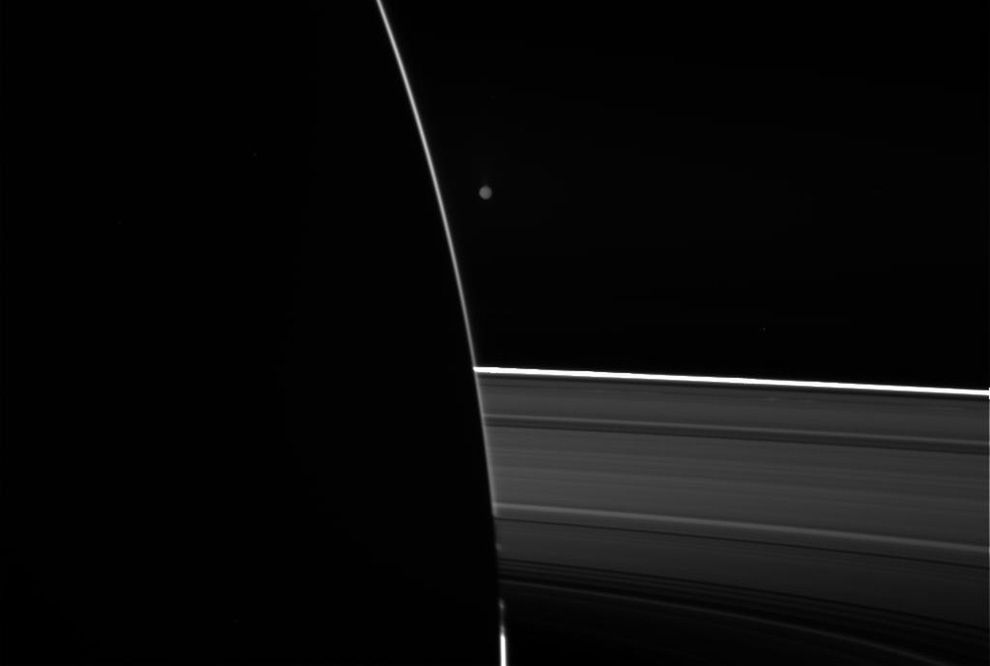 25 grudnia 2009 r. sonda Cassini znajdowała się po ciemnej stronie Saturna. Wtedy wykonała to zdjęcie Enceladusa oraz Saturna i jego pierścieni. Jasny łuk na krawędzi tarczy planety to wynik ugięcia światła w górnych warstwach jej atmosfery. W dolnej części zdjęcia łuk poznaczony jest cieniem saturniańskich pierścieni.