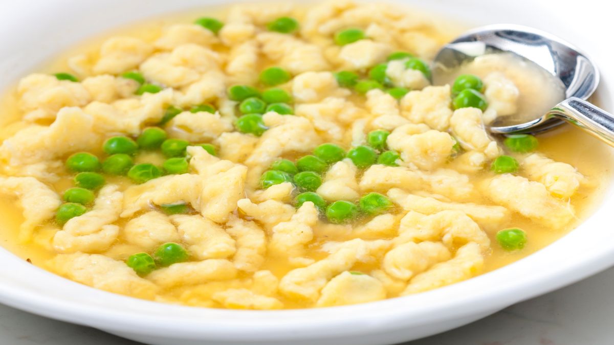 Zupę zacierkową możesz zrobić na rosole lub z dodatkiem warzyw