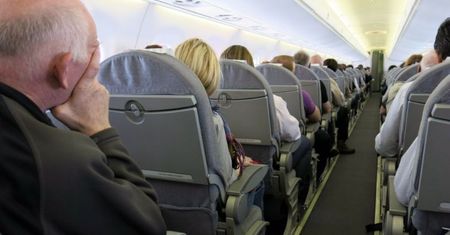 Znane linie lotnicze będą WAŻYĆ PASAŻERÓW! Internauci oburzeni: "Więcej nie wsiądę do waszego samolotu"