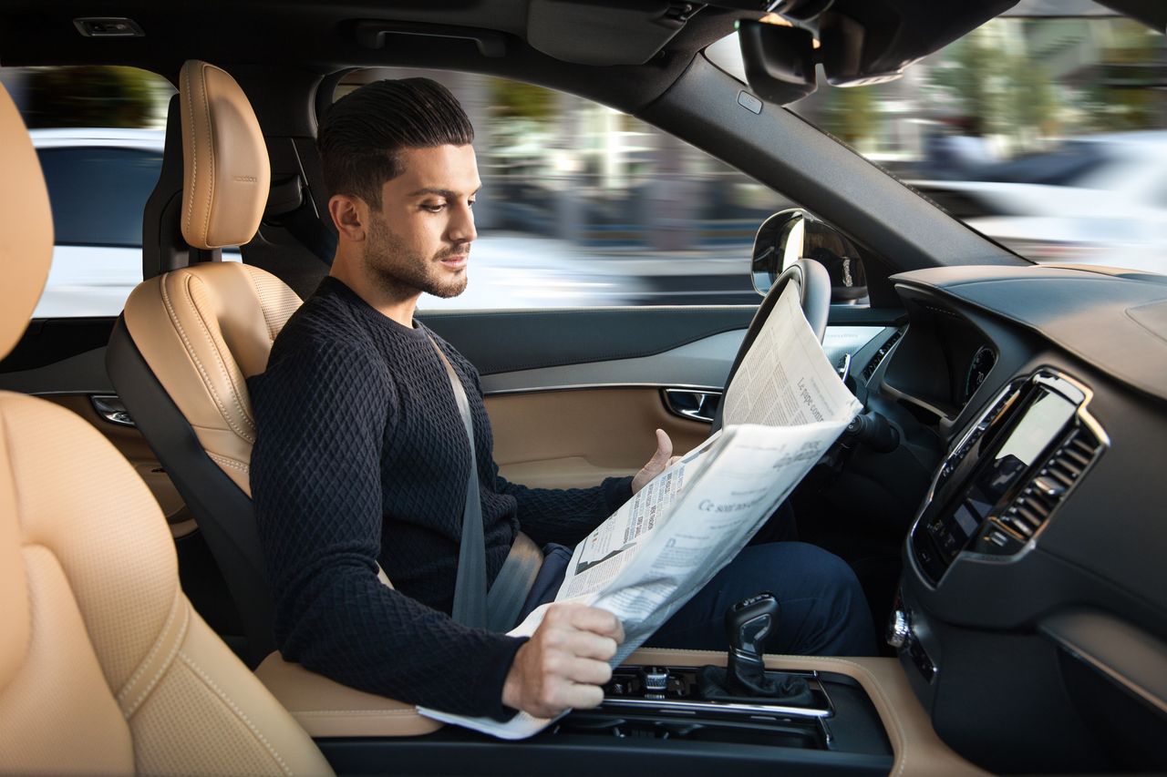 Czy tak wygląda przyszłość motoryzacji? Gazeta w drodze do pracy? Każdy, kto codziennie stoi w korku, z pewnością to doceni.