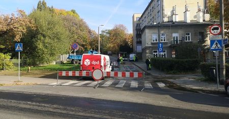 Uwaga, zamknięta ul. Sieroca. Awaria sieci wodociągowej. Zmiana organizacji ruchu