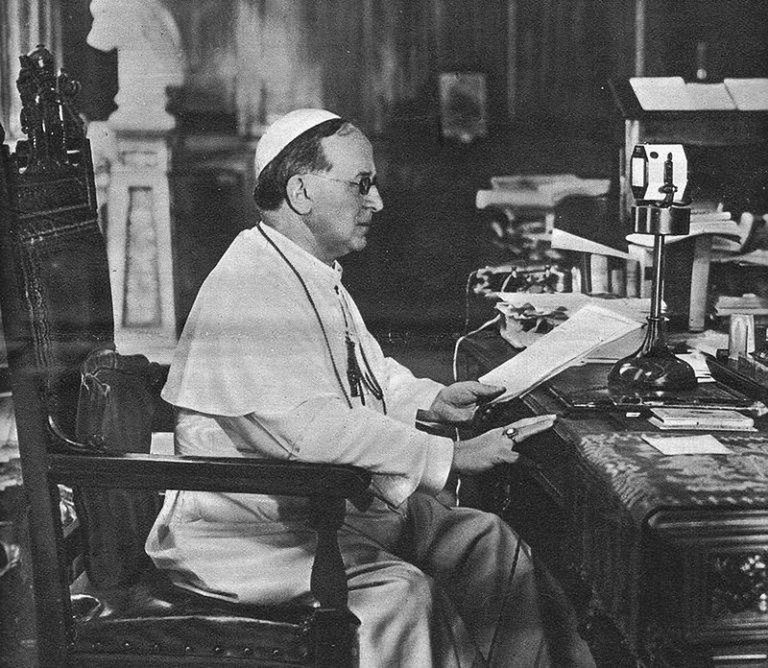 Kościół katolicki w encyklice „Z palącą troską”, wydanej w 1937 roku przez papieża Piusa XI, oficjalnie potępił niemiecki nazizm i politykę Hitlera