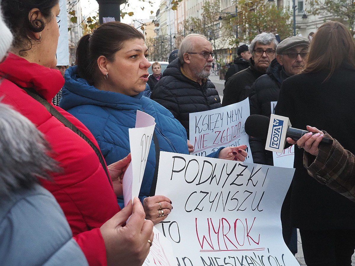 Protest 12 listopada przed budynkiem UMŁ