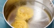 Wrzucasz makaron do wrzątku? Znany szef kuchni odkrył lepszy sposób