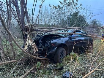 Nadolnik: Niebezpieczne wyprzedzanie. Auto uderzyło w drzewo