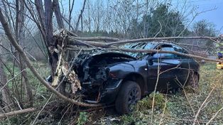 Nadolnik: Niebezpieczne wyprzedzanie. Auto uderzyło w drzewo