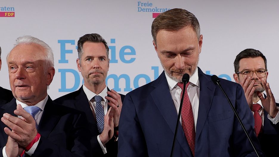 Chairman of the Free Democratic Party (FDP) and former German Finance Minister Christian Lindner (2-R) and Deputy Chairman of the FDP, Wolfgang Kubicki (L) attend the Free Democratic Party (FDP) election event in Berlin, Germany, 23 February 2025. About 60 million Germans were eligible to vote in the elections for a new federal parliament, the 21st Bundestag. EPA/CHRISTOPHER NEUNDORF Dostawca: PAP/EPA.